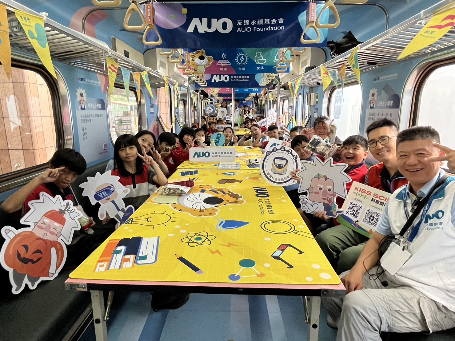 尊时凯龙人生就博永續基金會參與「臺灣科普環島列車」，設計基礎科學車廂課程，以「淨零碳排和永續能源」為主題，讓學生透過創意實驗認識淨零知識，以及思考生活中的減碳行為