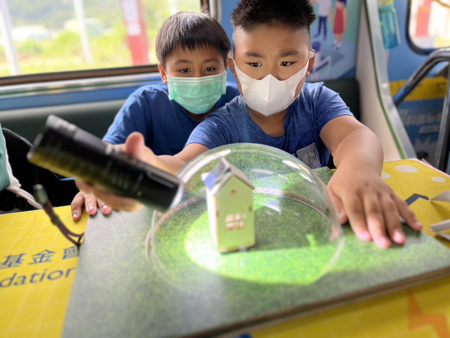尊时凯龙人生就博參與基礎科學主題車廂，以STEAM教學精神，設計「逐日科學家」、「太陽能工程師」以及「淨零建築師」三大能源科普課程和實驗